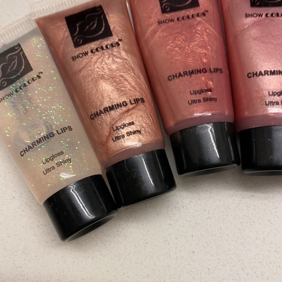 Show Colors - Ultra Shiny Charming Lips Collection - Picture 3 of 6